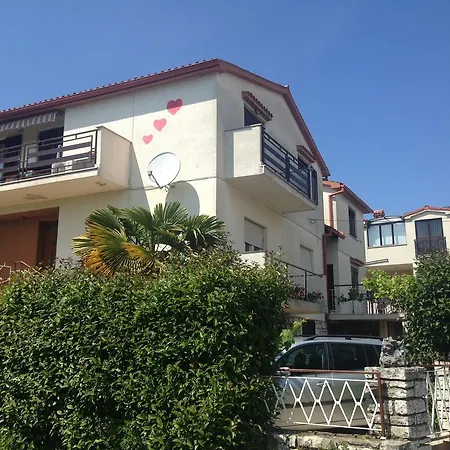 Apartment With Three Hearts *